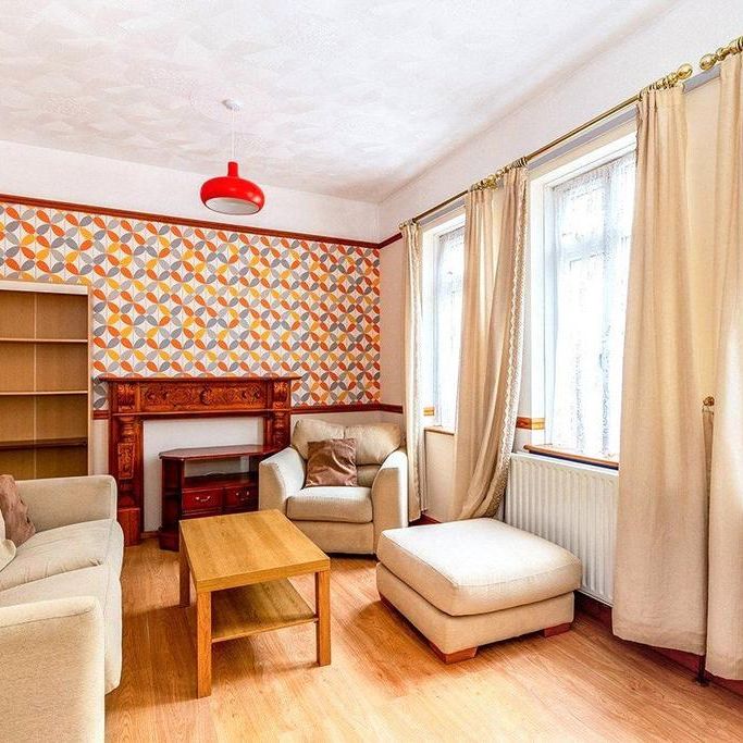 4 bedroom end of terrace house to rent - Photo 1