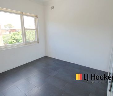 BRIGHT & AIRY TOP FLOOR ONE-BEDROOM APARTMENT! - Photo 6