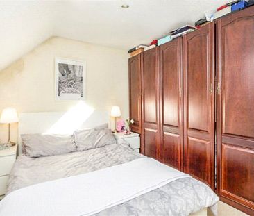 The Oaks, Moormede Crescent, Staines-upon-Thames, Surrey, TW18 4SG - Photo 2