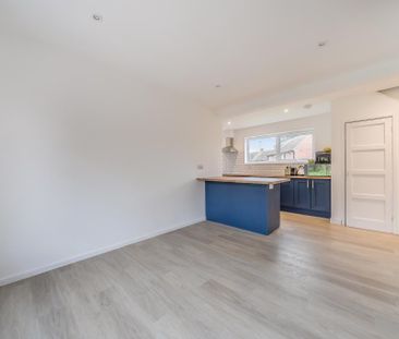 4 bedroom semi-detached house to rent - Photo 3