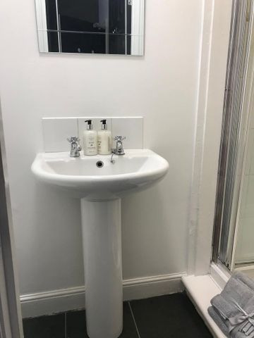 1 bedroom in a house share to rent - Photo 3