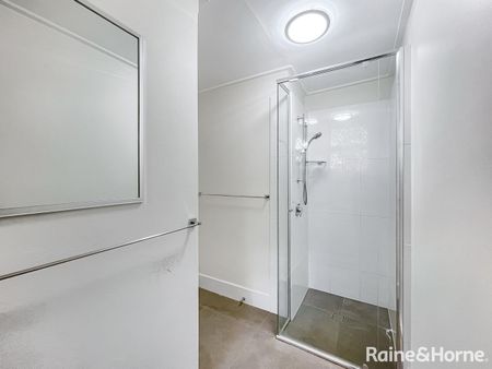 Fully Furnished Convenient Unit with Leafy Outlook - 6 month lease only - Photo 5