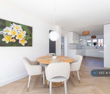 4 bedroom detached house to rent - Photo 3