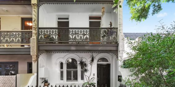 Stylish terrace in beautiful tree lined street. Pet Friendly. Now offering AC! - Photo 3