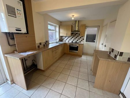 3 bedroom semi-detached house to rent - Photo 2