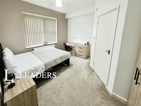 1 bedroom in a house share to rent - Photo 2