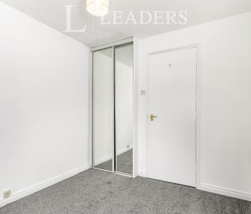 2 bedroom apartment to rent Canons Close, Reigate, RH2 - Photo 3