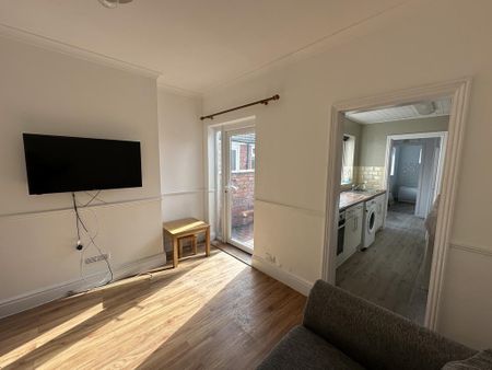 4 bedroom terraced house to rent - Photo 2