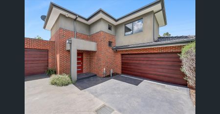 Spacious Townhouse in Private Location - Photo 2