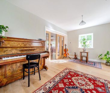 6 bedroom detached house to rent - Photo 2