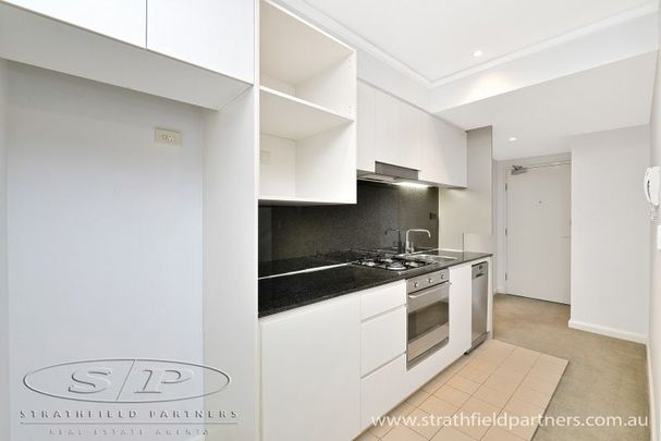 This modern studio apartment is located in the popular "QUADRANT" complex. - Photo 1