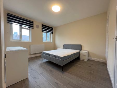 4 Bed Terraced House, Murray Square, E16 - Photo 4