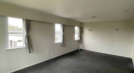 Modern 5-Bedroom Rental Offering Comfort, Space, and Family-Friendly Living - Photo 2