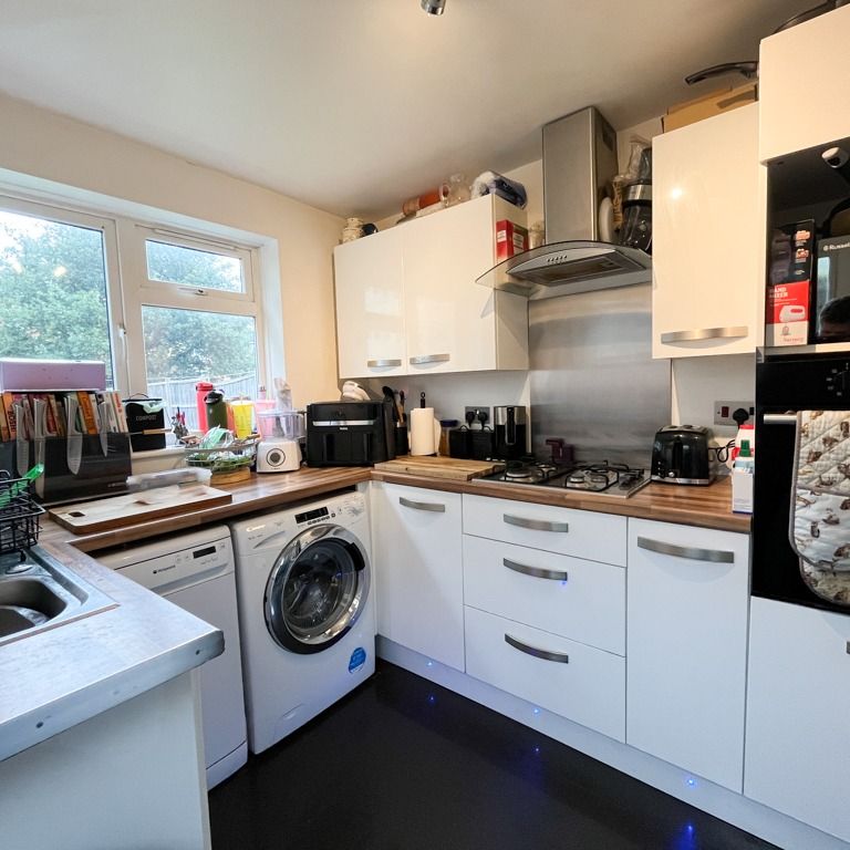 2 bed end of terrace house to rent in Basemoors, Bracknell, Berkshire, RG12 2RG - Photo 1