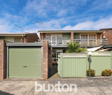 FULLY RENOVATED TOWN HOUSE - BEACH ON YOUR DOORSTEP - Photo 3