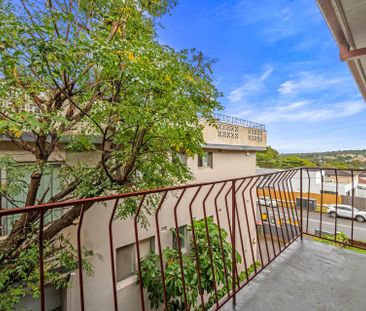 Bright&comma; Renovated Two Bedroom &ast;&ast; Available Now &ast;&... - Photo 3