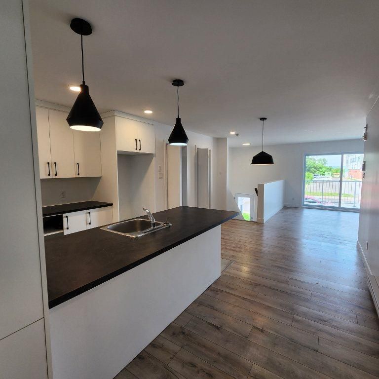 **4 ½**APPARTEMENT -style MAISON DE VILLE au CŒUR de STE-FOY - Photo 1