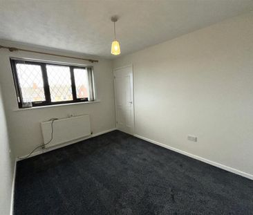 2 bedroom mews to rent - Photo 4