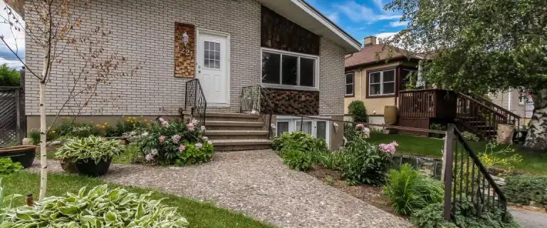 1221 Kitchener Avenue - Available from December 1st 2025 - Main Floor Only - All Utilities Included | 1221 Kitchener, Ottawa - Photo 1