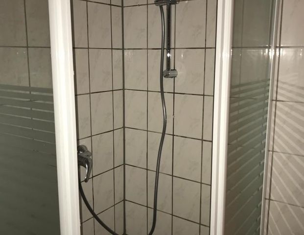 Kellerwohnung - 2 Zimmer, Küche, Bad - NUR 12 Monate befristet - Foto 1