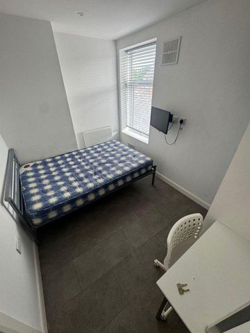 5 bedroom flat to rent - Photo 4