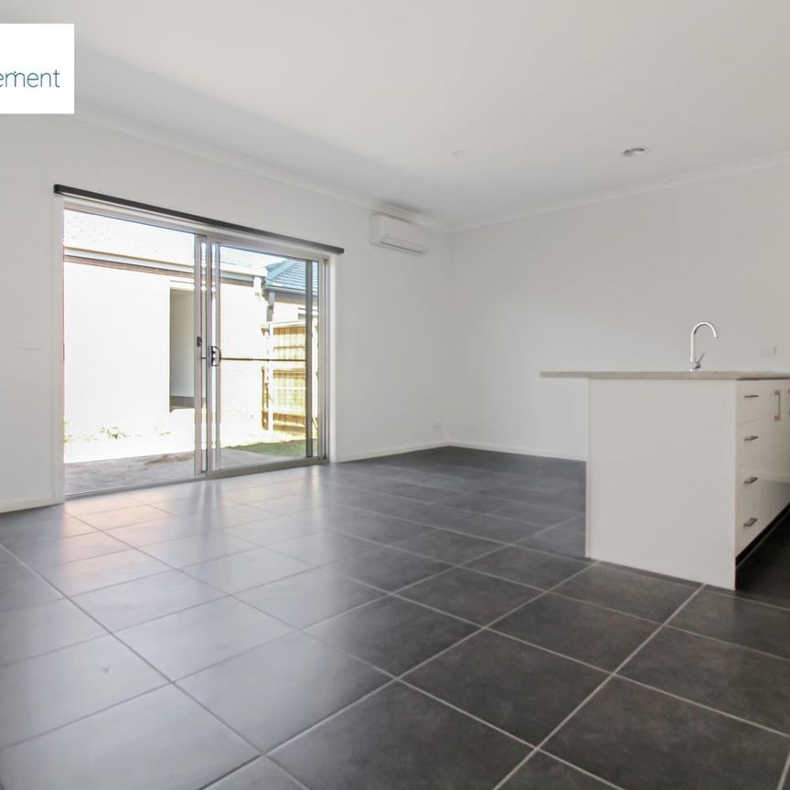 Spacious 4 Bedroom Family Haven with Double Lock-Up Garage! - Photo 1