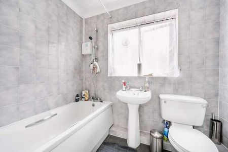 Robina Close, Northwood, HA6 - Photo 5