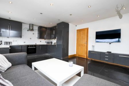 2 Bedroom Apartment - Purpose Built - Photo 2