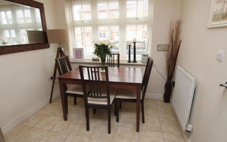 Welcome to Lowry Grove - a fantastic three bedroom home located in Cheswick Village and available in April on an unfurnished basis. - Photo 2