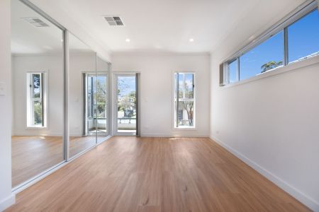 Modern 4-Bedroom Duplex - Photo 4