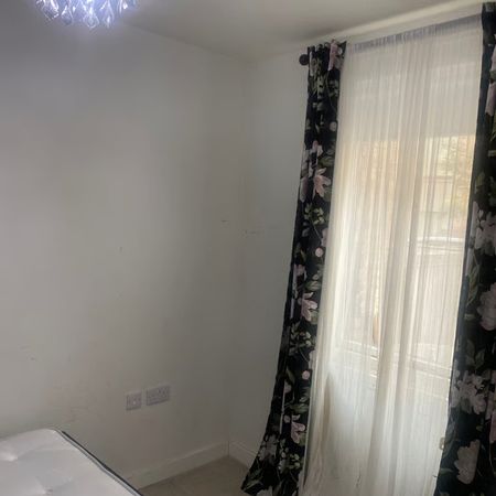 Room in a Shared House, Mast Street, IG11 - Photo 4