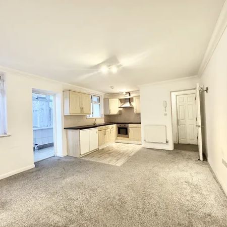Victoria Road North, Southsea - Photo 1