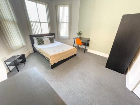 9 bedroom semi-detached house to rent - Photo 5