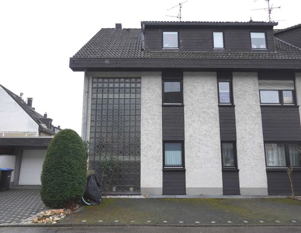 Komfortable und familienfreundliche Dachwohnung mit West-Balkon in Köln-Dellbrück! - Photo 1