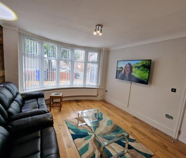 4 bedroom semi-detached house to rent - Photo 3