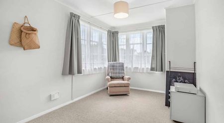 Charming 2 - Bedroom with Home Office - Photo 2