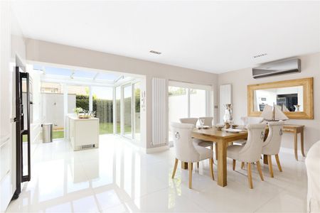 Court Close, St. Johns Wood Park - Photo 4