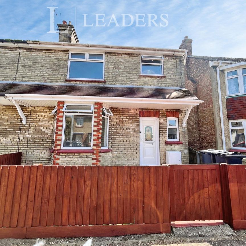 3 bedroom house to rent Victory Road, Clacton-On-Sea, CO15 - Photo 1