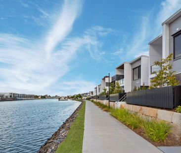 Luxurious Low Maintenance Townhouse - Photo 4