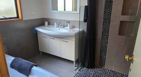 Fully Furnished 3-Bedroom + Office Flat - Photo 4