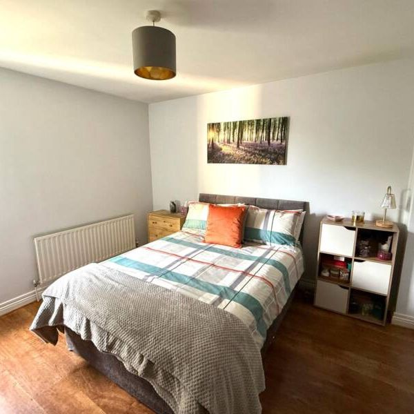 Partly Furnished 2 Bedroom 1st Floor Apartment - Photo 1