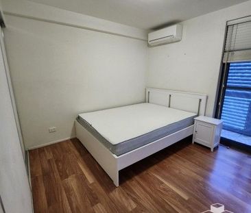 Queen size bedroom for rent in South Brisbane - Photo 6