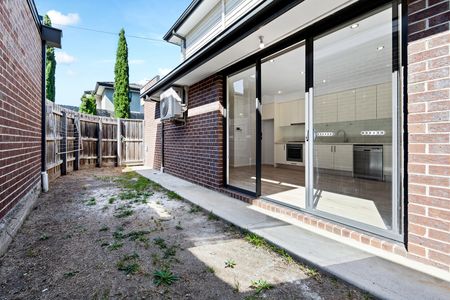 2/21 Alpine Grove, Pascoe Vale VIC 3044 - Photo 2