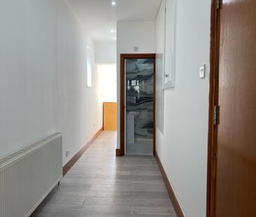 Studio Flat, Dorset Road, SW19 - Photo 2