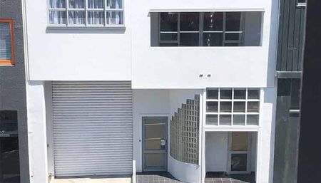 Large 4 Bedroom Apartment - Photo 5