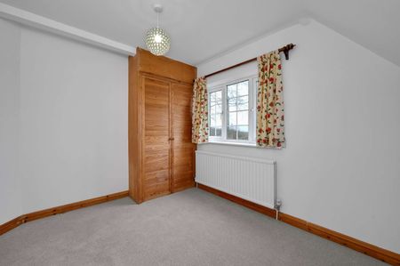 Located in an exclusive Guildford location and close to fantastic riding/walking country, a detached four bedroom property within a short drive from town centre and stations. - Photo 3