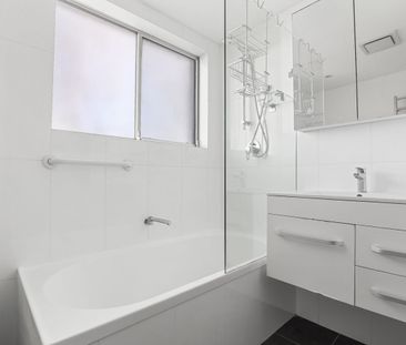 Light Filled Apartment - Photo 6