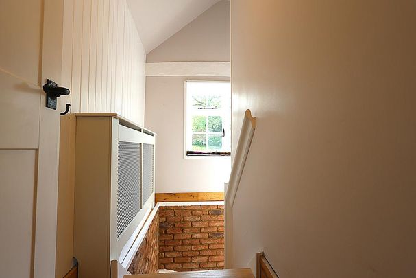 1 bedroom coach house to rent - Photo 1
