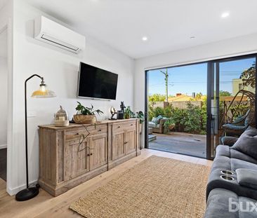 Ground Floor 2 Bedroom, 2 Bathroom Apartment With Private Deck! - Photo 3
