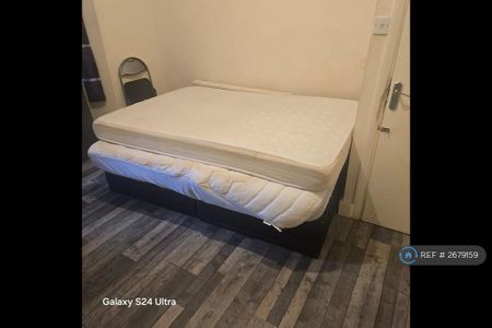 1 bedroom in a house share to rent - Photo 4